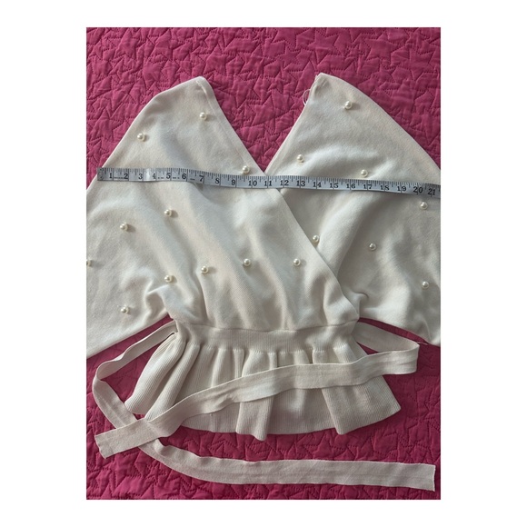 Beautiful pearl sweater
Zise M - Picture 7 of 12